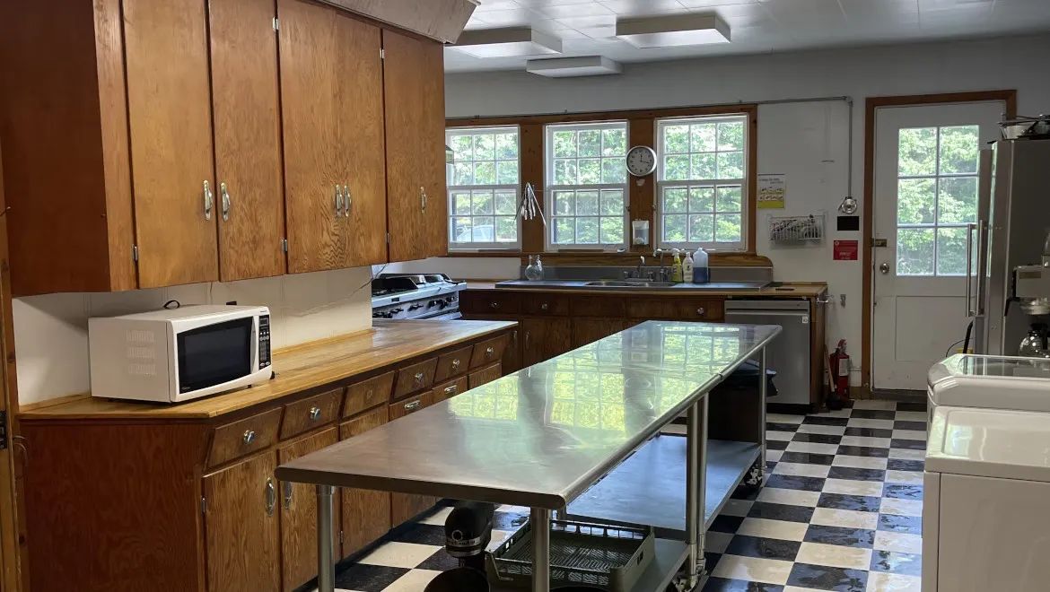 The Manoir's equipped kitchen features large work surfaces and functional appliances.