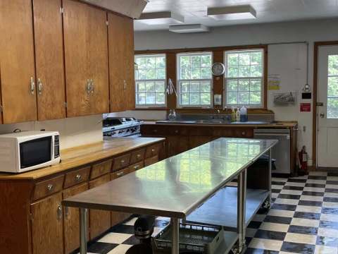 The Manoir's equipped kitchen features large work surfaces and functional appliances.