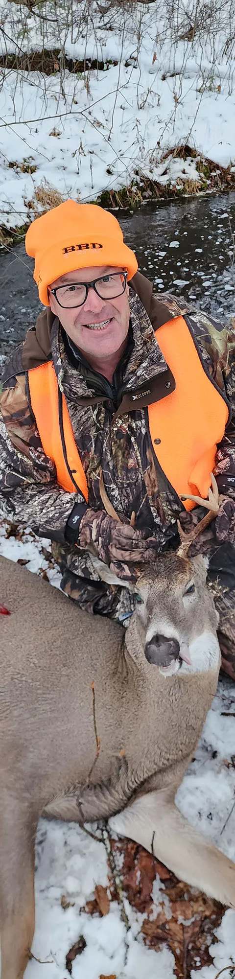 Chasseur en forêt lors de la saison automnale chez Le Picanoc, Outaouais, Québec