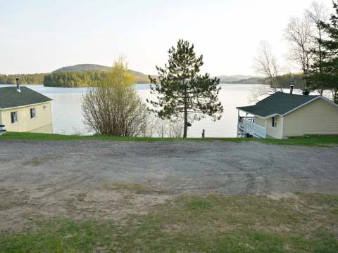 Vue sur les chalets de la pourvoirie situés en bordure du lac.