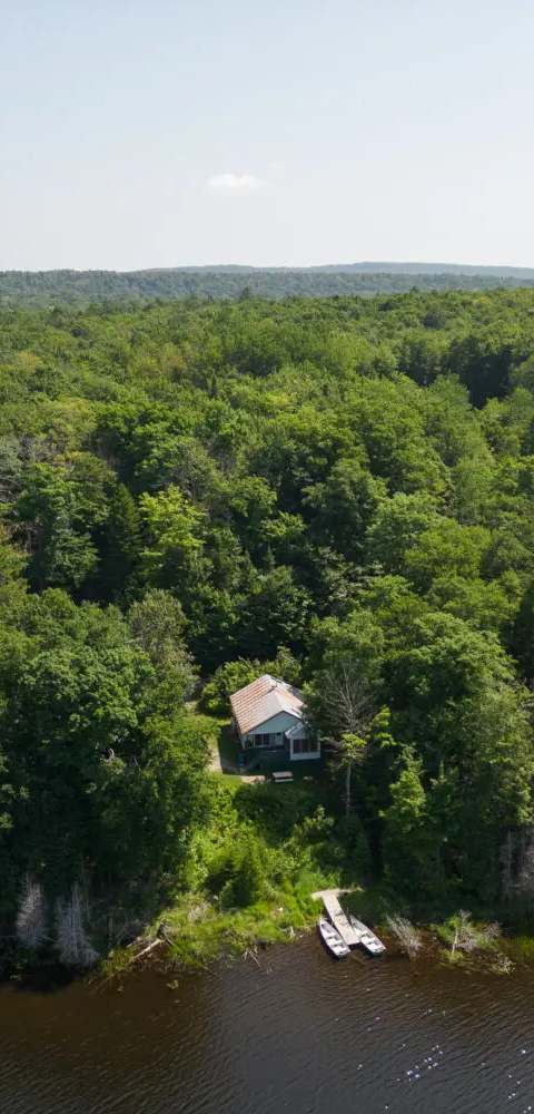 Vue panoramique du lac et de la forêt chez Parc Naturel Régional de Portneuf, Québec, Québec