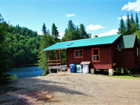 The Bellevue cabin is located on the lakefront in a wooded setting.