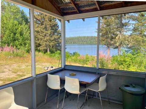 Profitez de la vue sur le lac depuis la véranda moustiquaire de votre chalet.