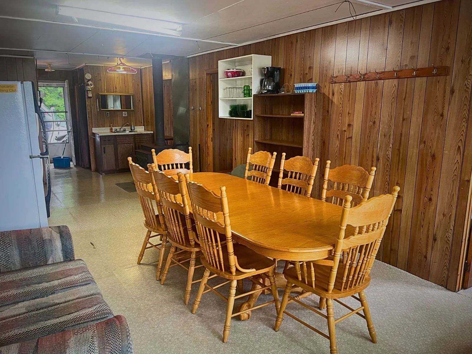 Cette salle à manger conviviale comprend une grande table en bois pour vos repas en groupe.