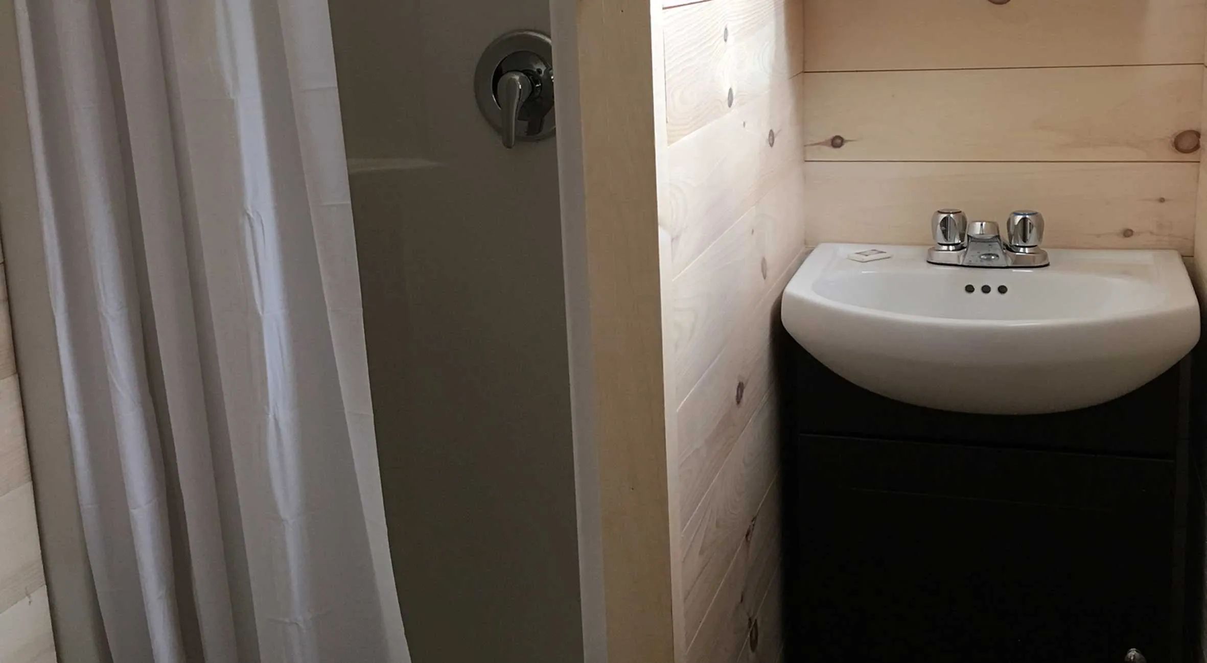 Chalets #1, #2 and #6 — Wapus Pavillon Lodge – Wapus Pavillon Lodge