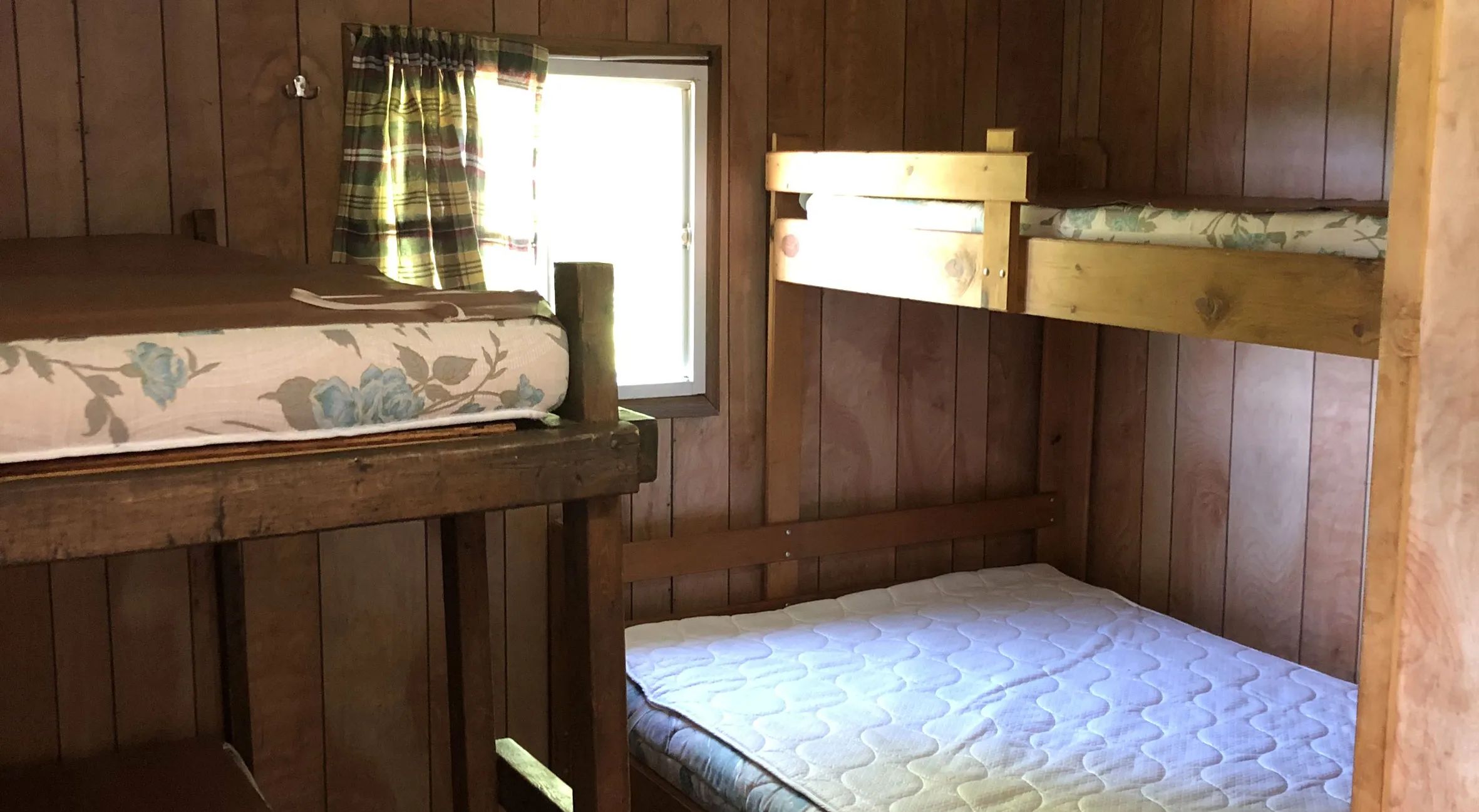 The cabin bedroom features wooden bunk beds.
