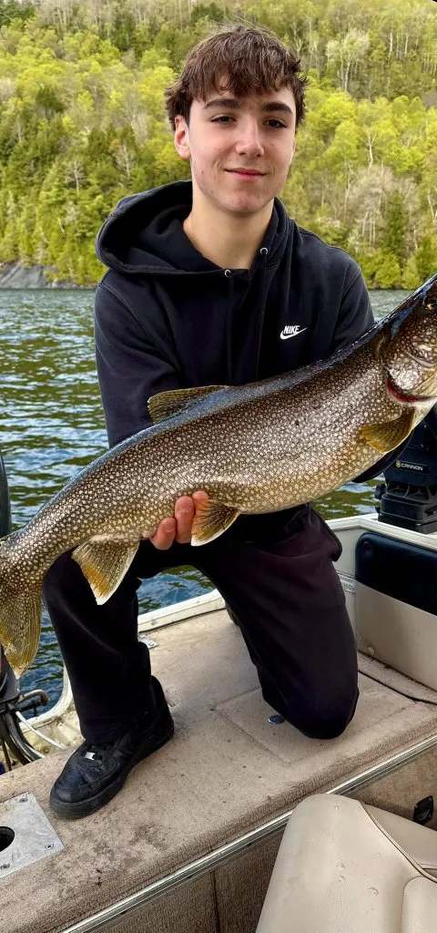 Excursion de pêche à la truite grise sur le lac Memphrémagog chez Pourvoirie 3 Ours, Centre-du-Québec, Québec