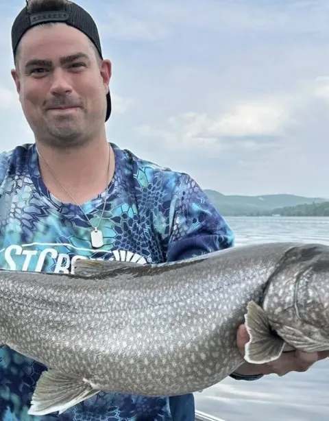 Pêche au touladi sur le lac Massawippi près de North Hatley chez Pourvoirie 3 Ours, Centre-du-Québec, Québec