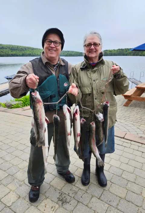 Belle truite capturée à la pourvoirie chez Pourvoirie au Pays de Réal Massé, Lanaudière, Québec