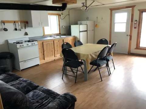 NOS 10 CHALETS DISPONIBLES – Pourvoirie Baie de l'Est