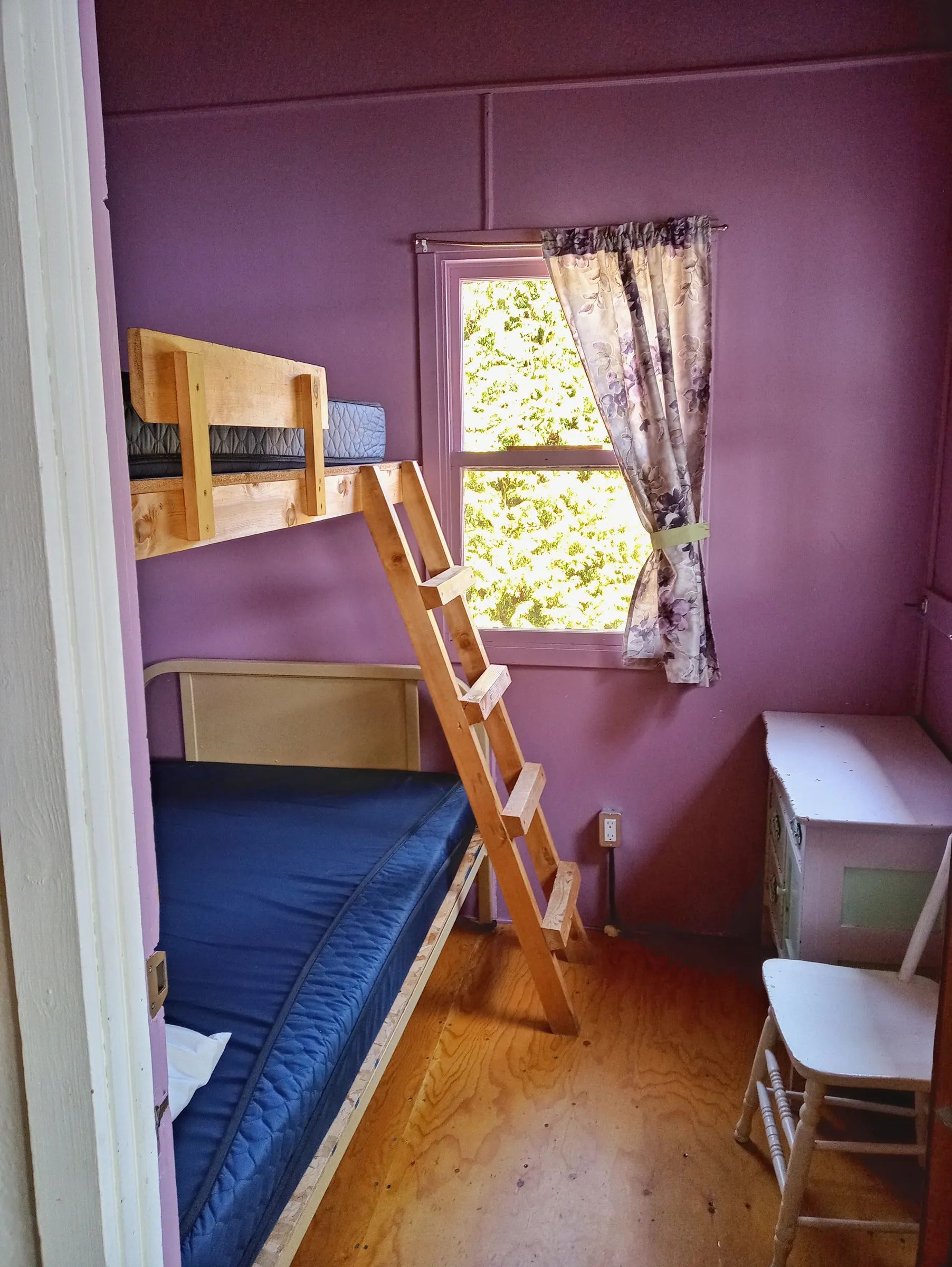 Cette chambre du chalet L'Orignal est équipée d'un lit superposé en bois.
