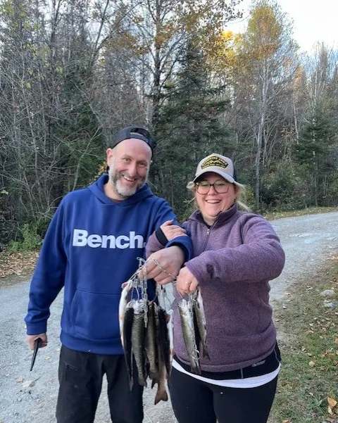 Pêche Truite moulac chez Pourvoirie Baie-Sainte-Catherine, Charlevoix, Québec — photo 2