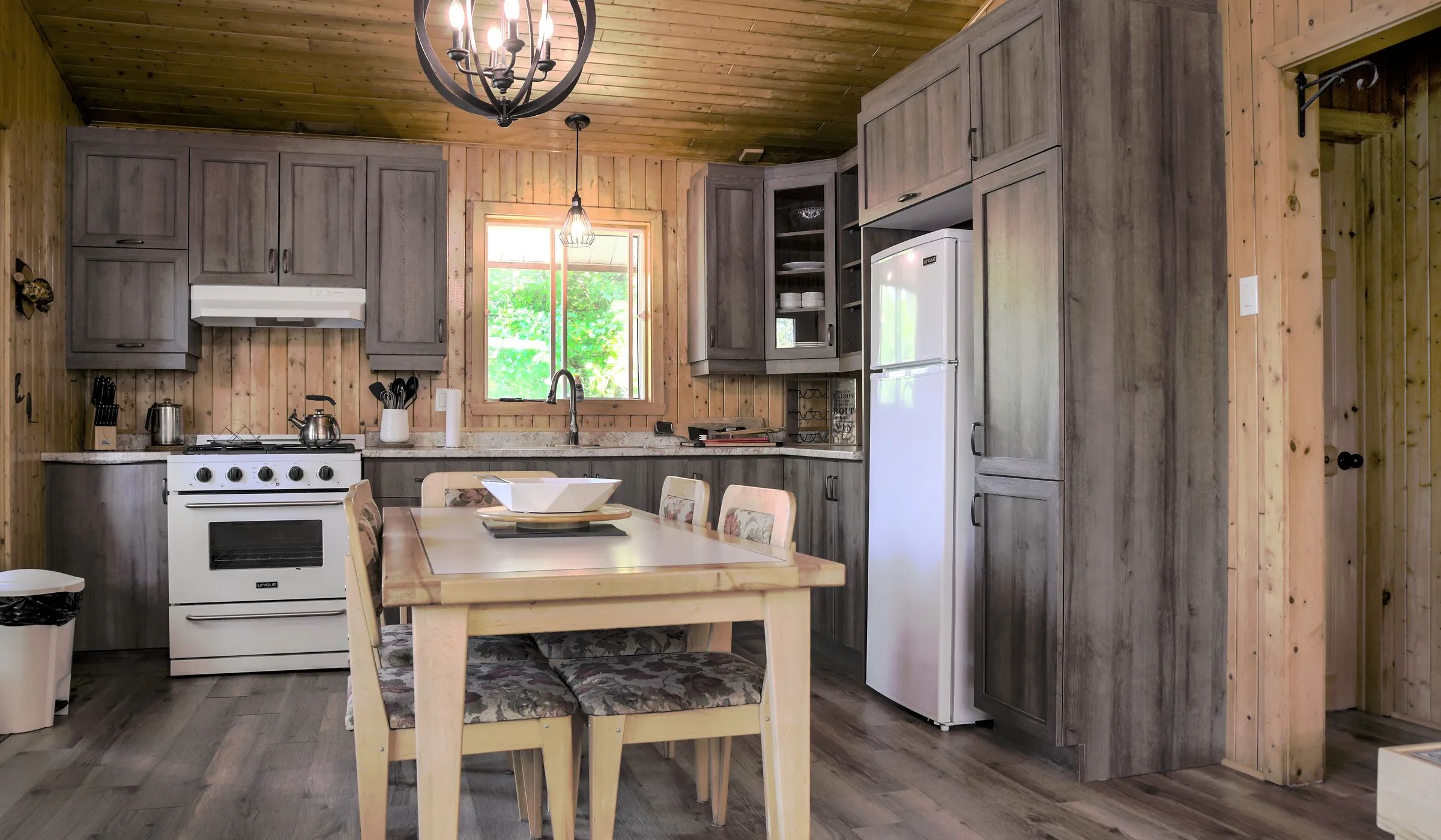 The cottage's equipped kitchen features a dining table and modern appliances.