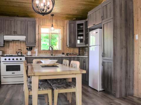 The cottage's equipped kitchen features a dining table and modern appliances.