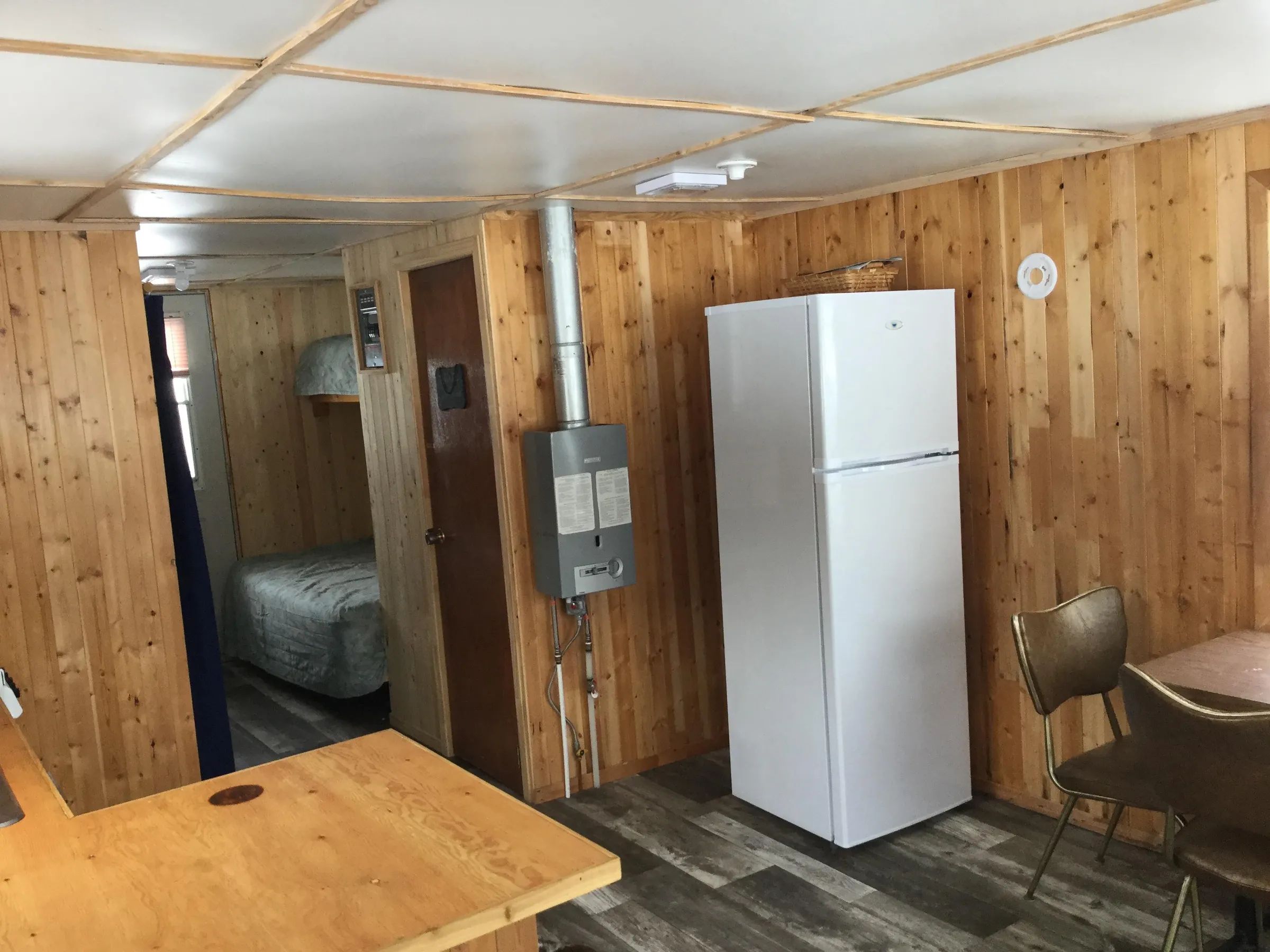 Vue de l'intérieur du chalet Anouk avec sa cuisine et son coin chambre.