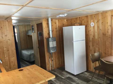 Vue de l'intérieur du chalet Anouk avec sa cuisine et son coin chambre.