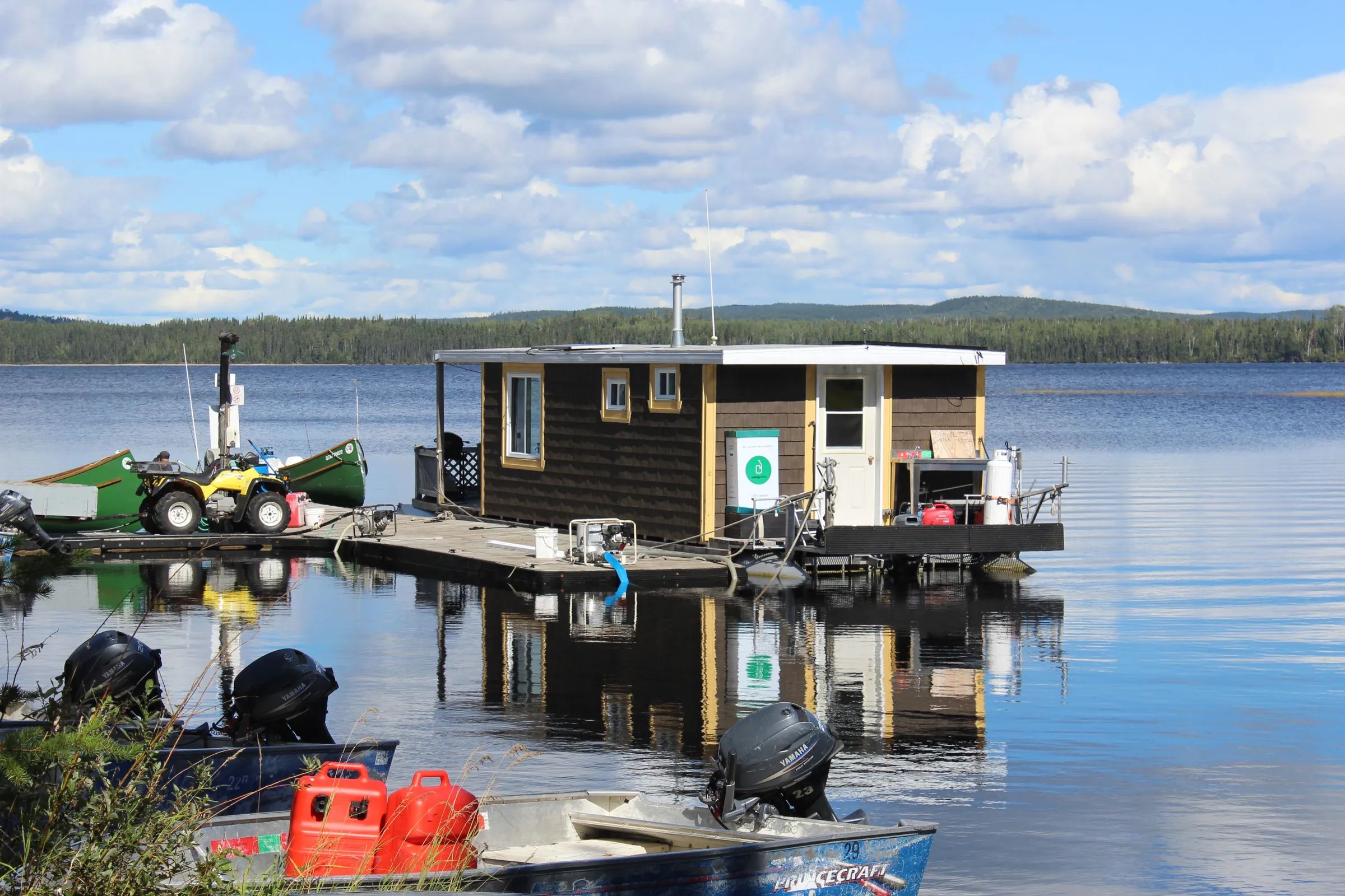 Bateau-maison LE ANOUK — Pourvoirie du Barrage Gouin et du Magnan – Pourvoirie du Barrage Gouin et du Magnan