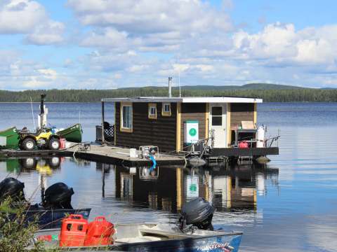 Le Anouk est un chalet flottant amarré sur le plan d'eau.
