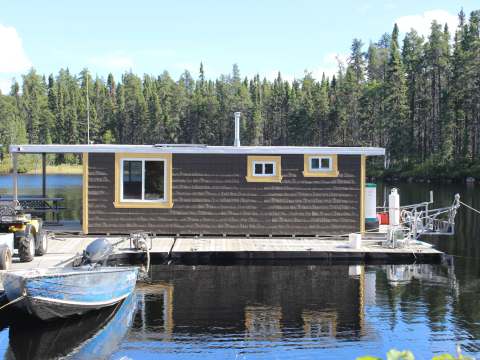 Le chalet flottant Anouk est amarré sur le lac et accessible par quai.