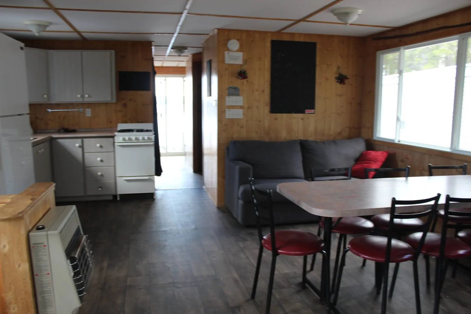 Bateau-maison LE GEORGE — Pourvoirie du Barrage Gouin et du Magnan – Pourvoirie du Barrage Gouin et du Magnan