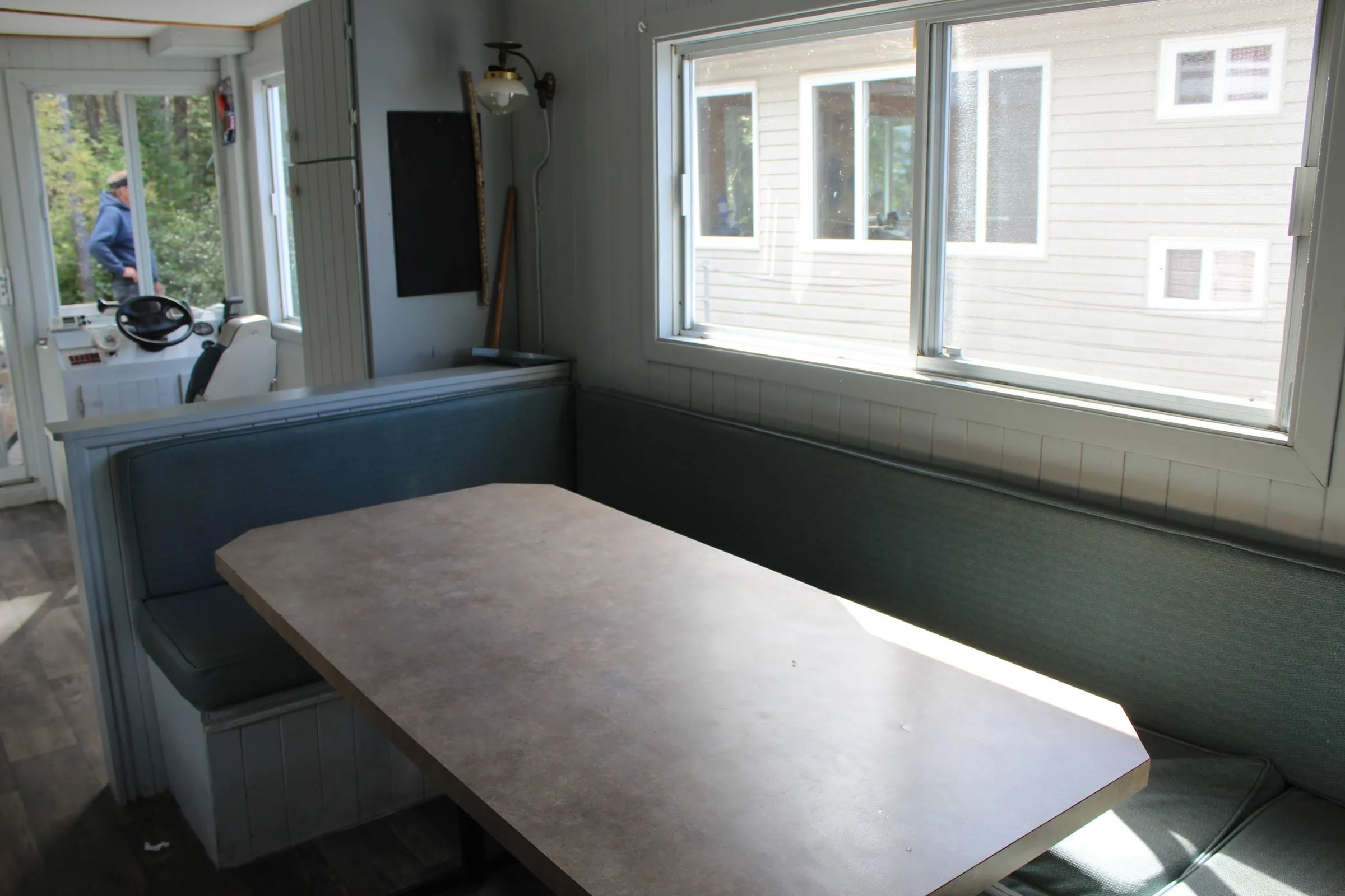 Coin repas avec banquette et table dans l'hébergement.