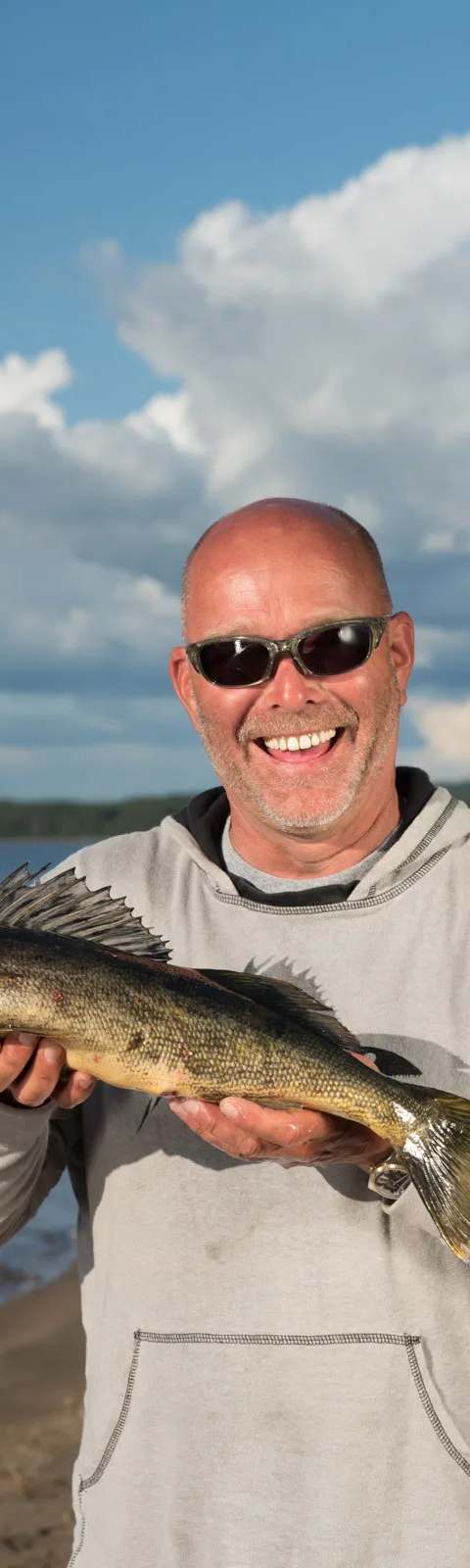 Pêcheur fier de sa prise de doré à la pourvoirie chez Pourvoirie du Barrage Gouin et du Magnan, Mauricie, Québec