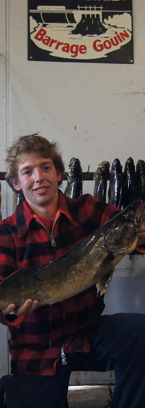 Pêcheurs avec une belle prise de doré chez Pourvoirie du Barrage Gouin et du Magnan, Mauricie, Québec