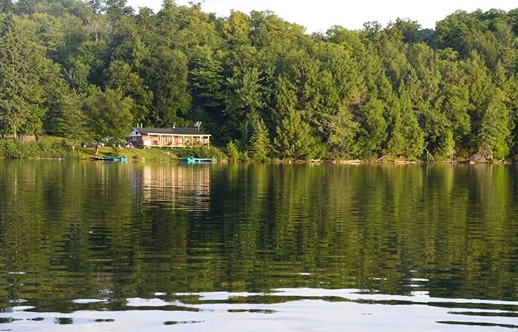 CHALET LE COUREUR DES BOIS — Pourvoirie la Réserve Boismenu – Pourvoirie la Réserve Boismenu