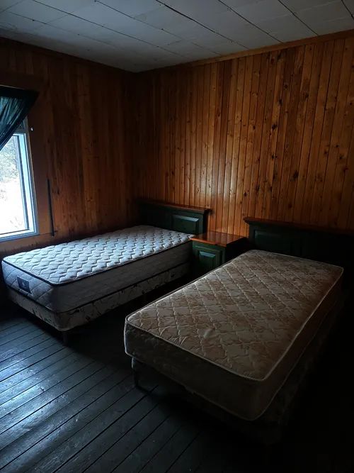 Cette chambre du chalet maison du gardien est équipée de deux lits simples.