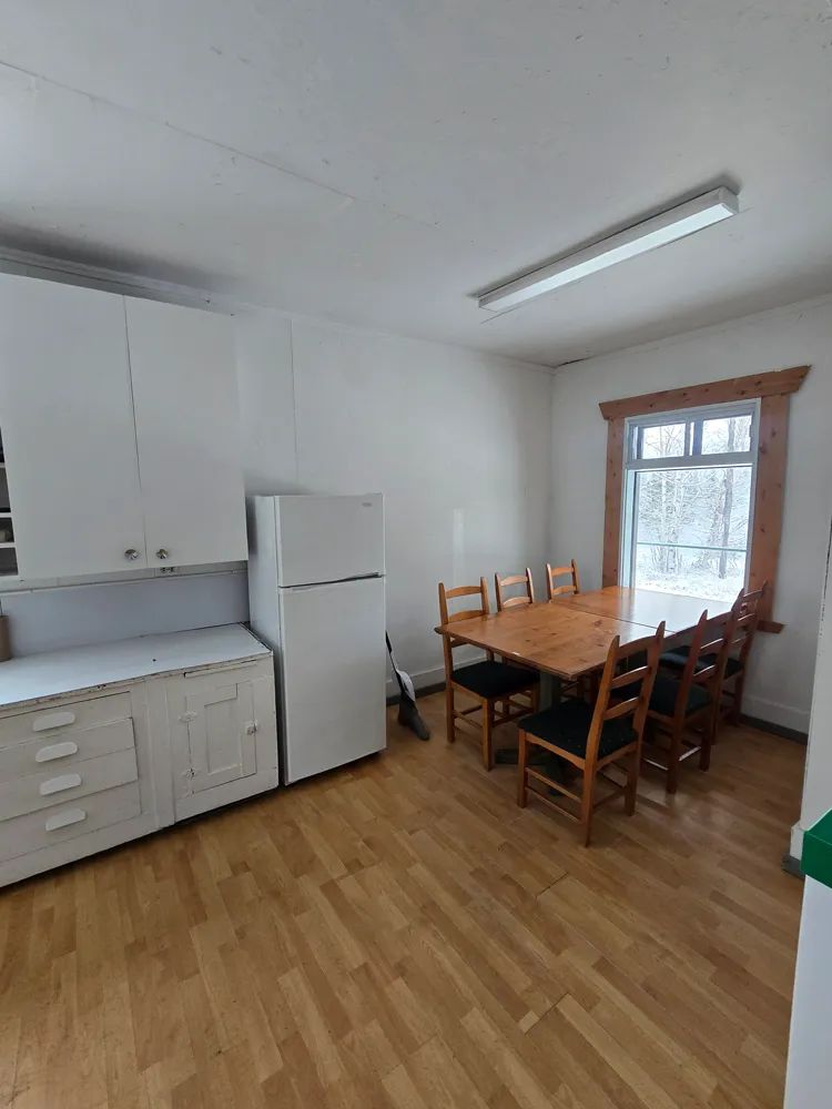 La cuisine équipée et la salle à manger du chalet maison du Draveur.