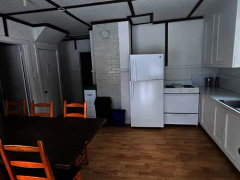 La cuisine fonctionnelle du chalet comprend une table à manger et les électroménagers nécessaires.
