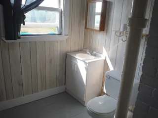 La salle de bain du chalet dispose d'un lavabo et d'une toilette.