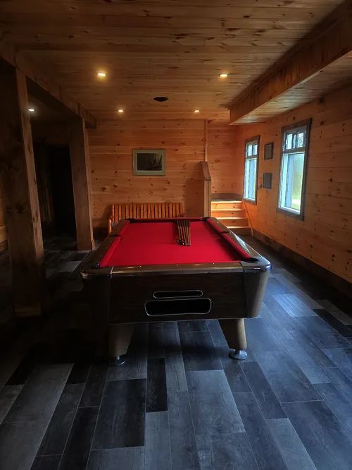 Une table de billard est disponible dans la salle de détente du pavillon central.