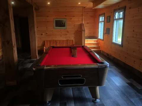 Une table de billard est disponible dans la salle de détente du pavillon central.