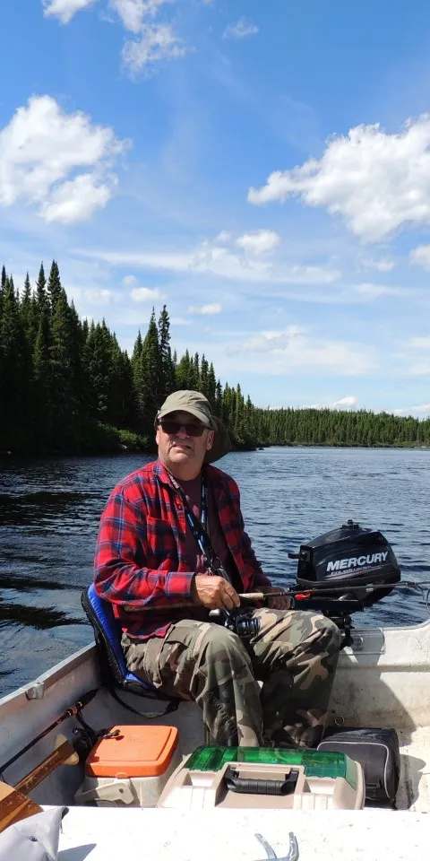 Pêcheur avec un beau spécimen de brochet chez Pourvoirie Camp Cooper, Eeyou Istchee Baie-James, Québec