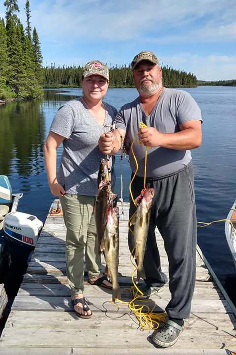 Pêcheur exhibant sa capture chez Pourvoirie Camp Cooper, Eeyou Istchee Baie-James, Québec