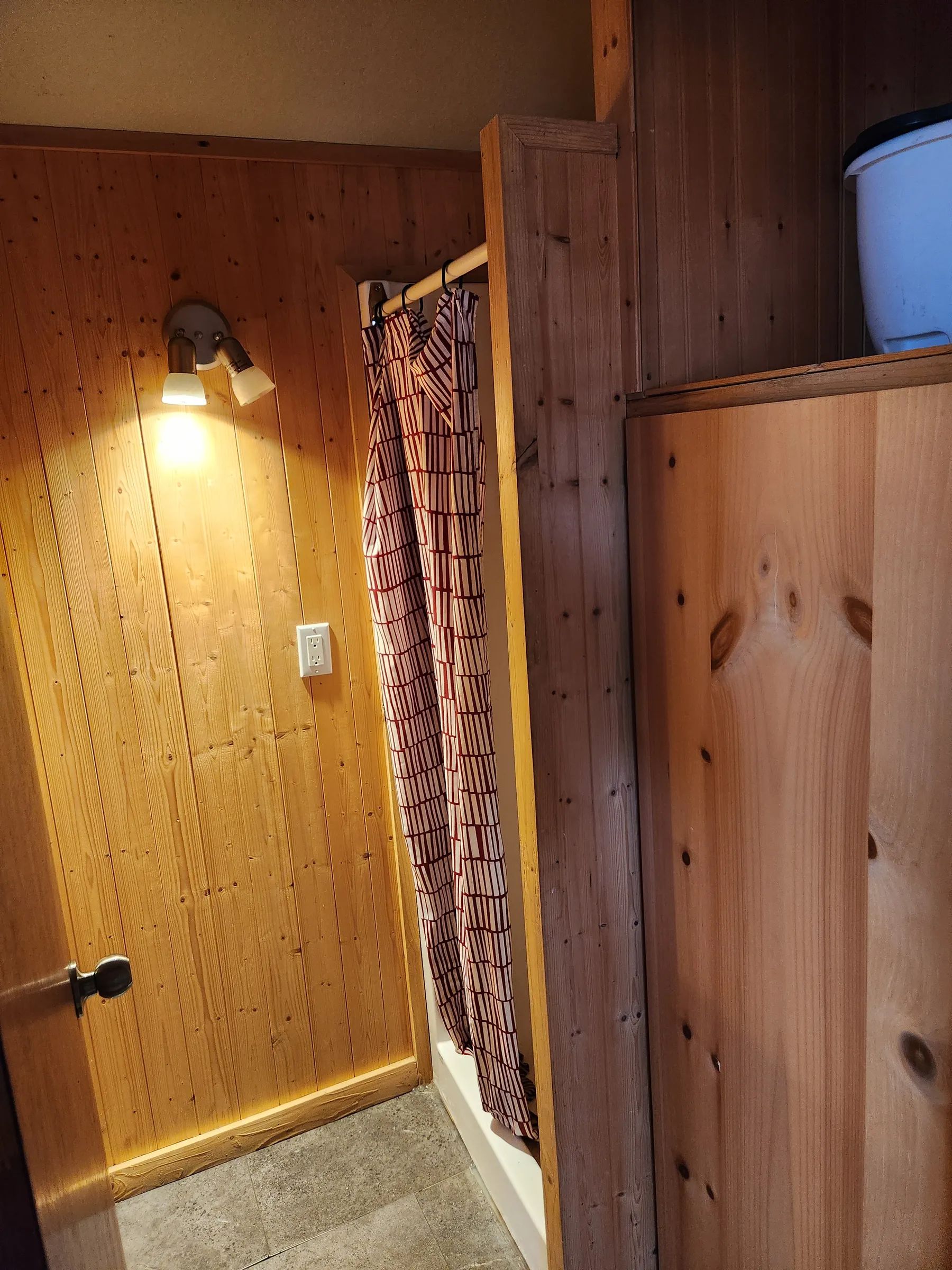 Standard cabin #4 — Pourvoirie Cécaurel – Pourvoirie Cécaurel