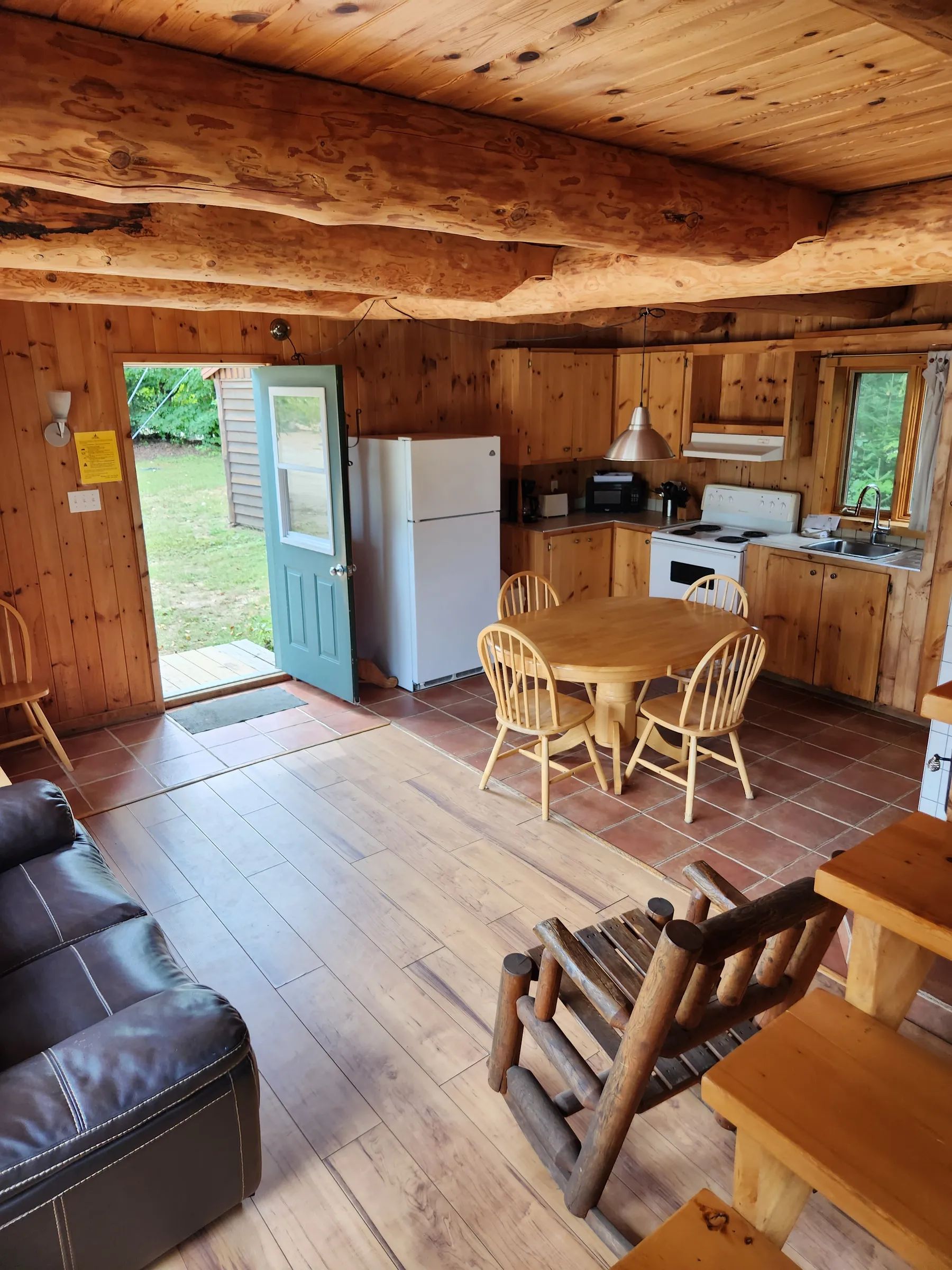 Log cabin #21 — Pourvoirie Cécaurel – Pourvoirie Cécaurel