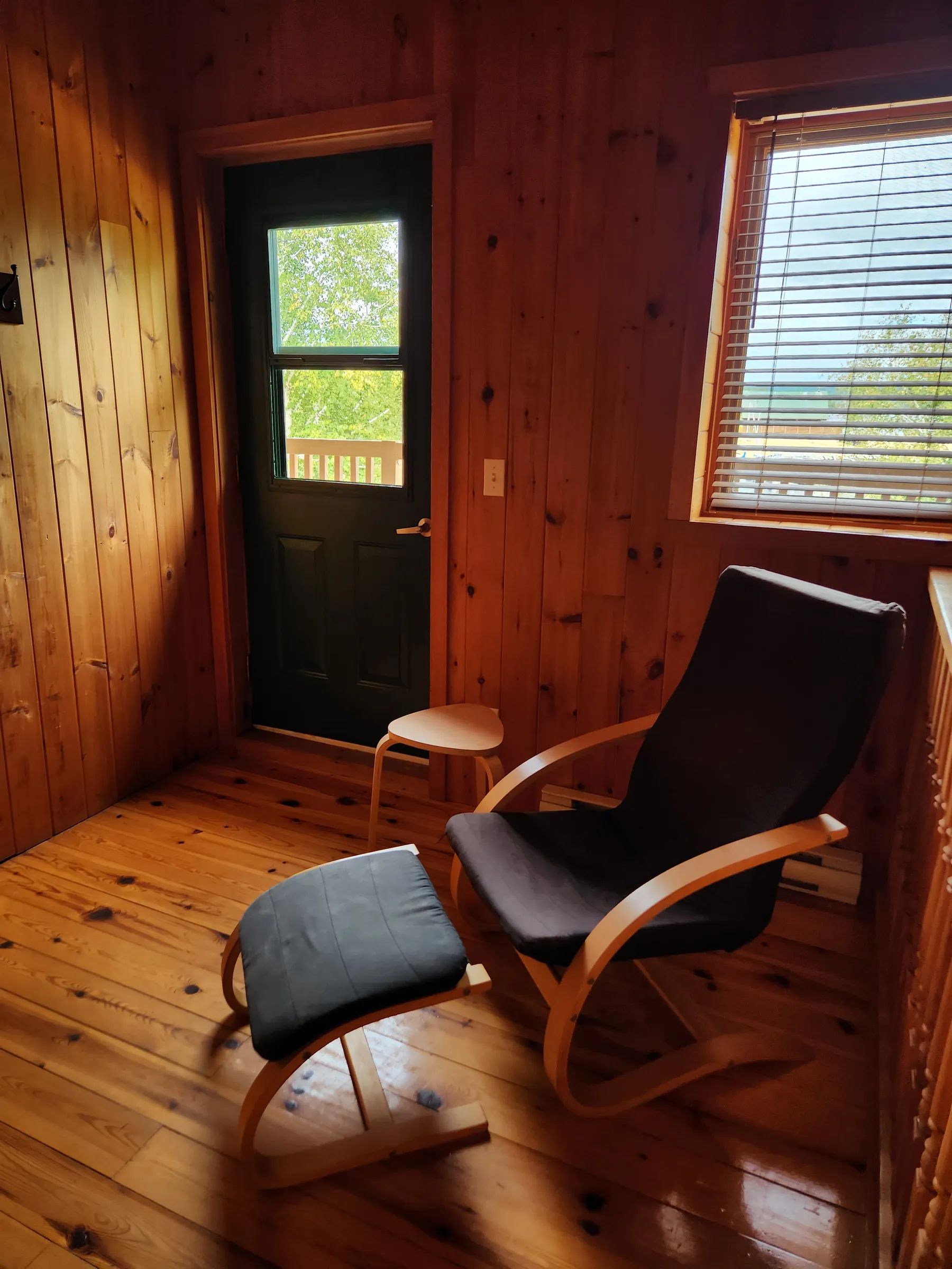 A relaxation area with a wooden chair in the cabin.