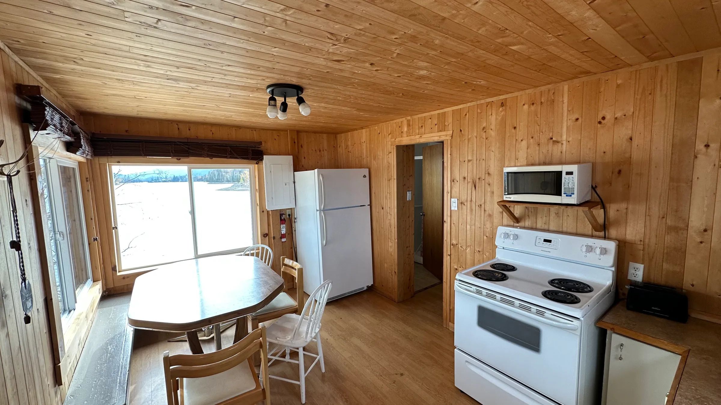 Standard cabin #1 — Pourvoirie Cécaurel – Pourvoirie Cécaurel