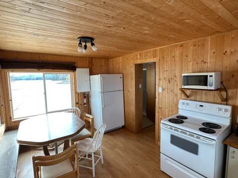 The chalet's equipped kitchen and dining area offer a view of the lake.