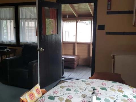 La Bear Den – Pourvoirie Chalets Diane