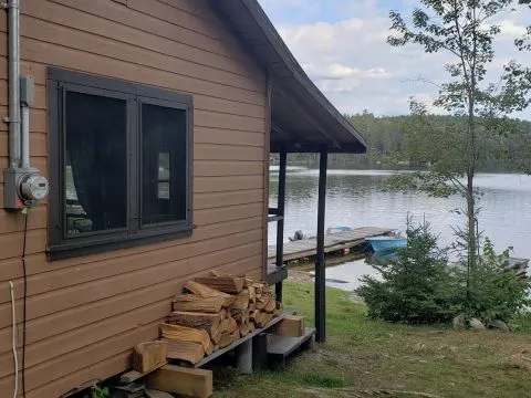 La Wolf Cave – Pourvoirie Chalets Diane