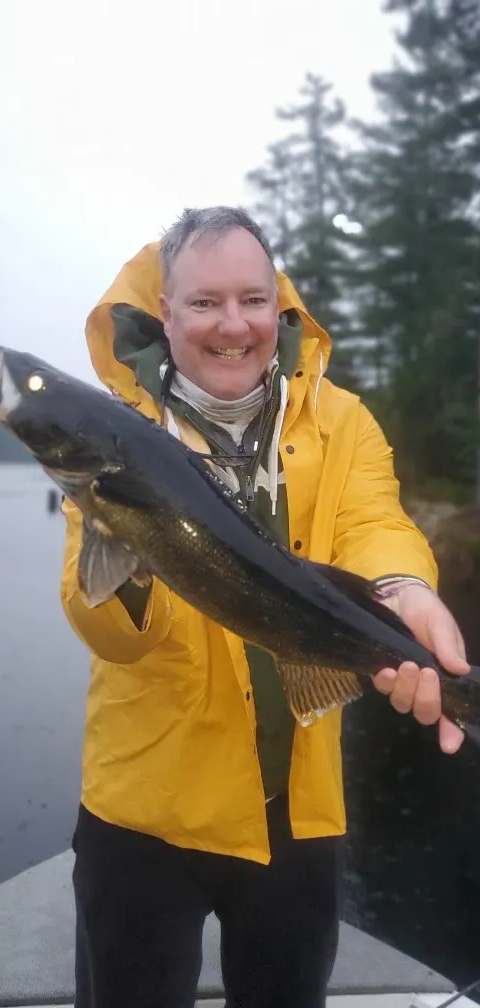 Pêcheur fier de son doré chez Pourvoirie Chalets Diane, Abitibi-Témiscamingue, Québec