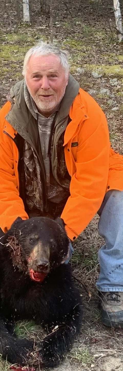 Chasseur avec un ours noir chez Pourvoirie Chalets Diane, Abitibi-Témiscamingue, Québec