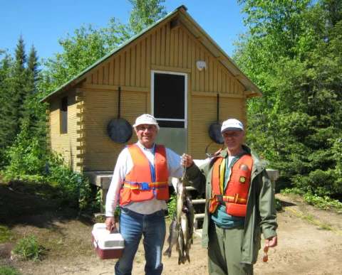 Pêcheur présentant sa prise chez Pourvoirie Chibougamau, Saguenay-Lac-Saint-Jean, Québec