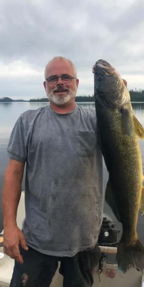 Pêche au doré et au brochet sur le lac chez Pourvoirie Chibougamau, Saguenay-Lac-Saint-Jean, Québec