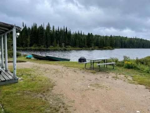Vue sur le bord de l'eau et les installations extérieures à proximité du chalet.