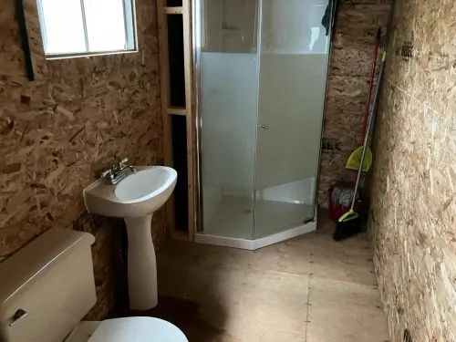 Vue de la salle de bain du chalet 9, équipée d'une douche et d'un lavabo.