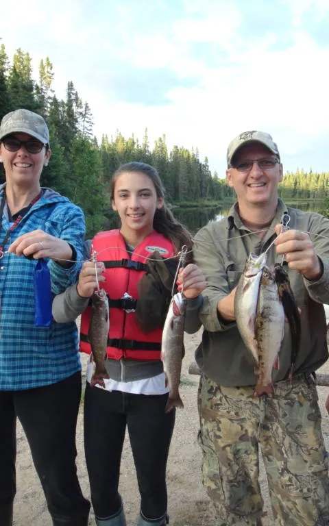 Pêche à l'omble de fontaine sur un lac du territoire chez Pourvoirie Club DD, Mauricie, Québec